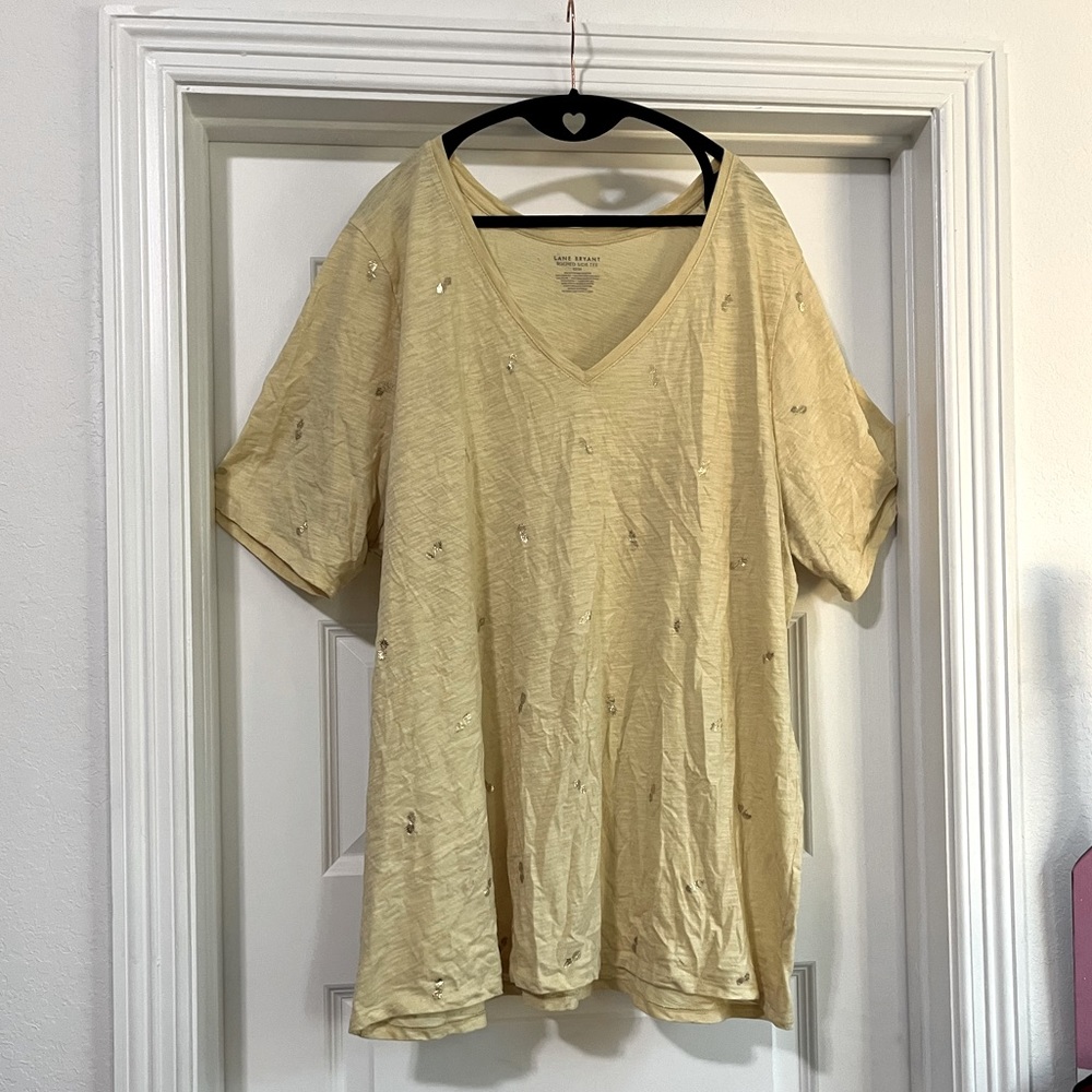 Lane Bryant ruched side tee, pale yellow with gold pineapple print. Size 22/24
